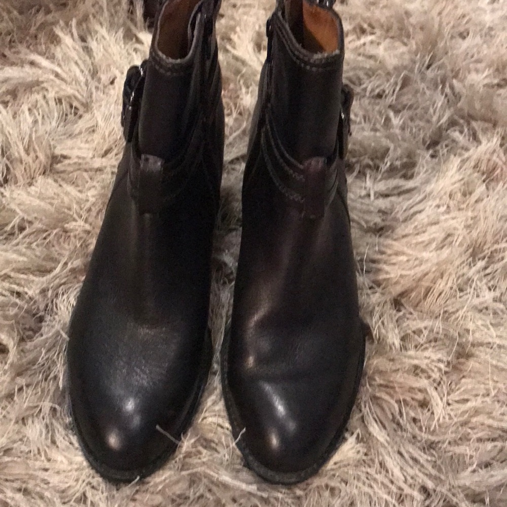 Soft leather size 7 ankle boots